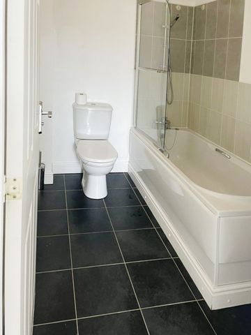 Four Double Bedroom Property To Let in Lichfield - Photo 5