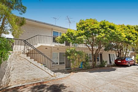Ground Floor 2 Bedroom Apartment in an Ideal Location - Photo 3