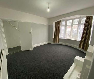 Sandhurst Drive Ilford, IG3 - Photo 5