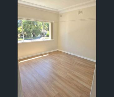 Convenient Location! Close to shops, school and public transport! - Photo 3