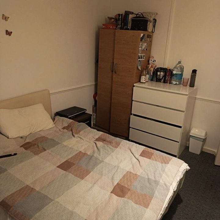 3 Bed Terraced House, Baxter Road, E16 - Photo 1