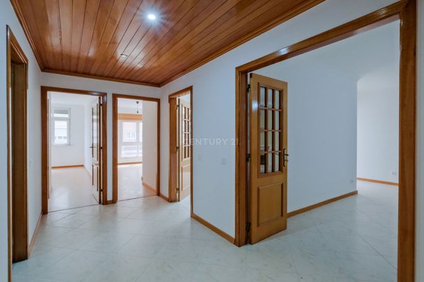 Apartamento T2 para arrendamento na Av. de Fitares - Photo 1