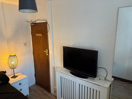 1 bedroom in a house share to rent - Photo 3