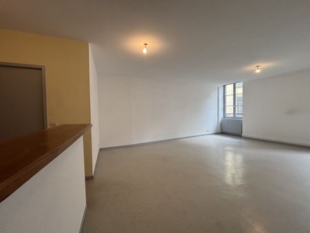 Location Appartement 2 pièces 76m² CHARLIEU 42190 - Photo 2