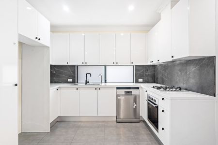 Spacious and Modern Three Bedroom Home - Photo 3