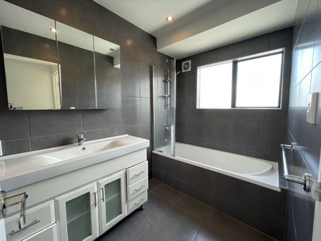 3 Bedrooms, Forrest Hill - Photo 3