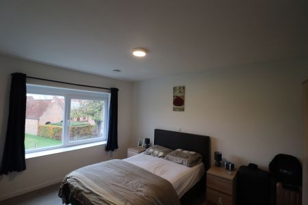 Gerenoveerd duplex-appartement met 3 slaapkamers, terras en autostaanplaats met fietsenberging. - Foto 2