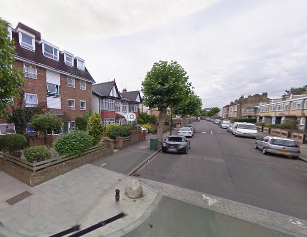 Studio Flat, Alkham Road, N16 - Photo 1