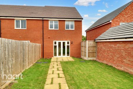 3 bedroom semi-detached house to rent - Photo 4