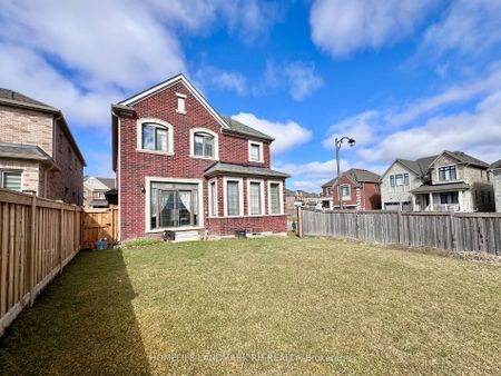 Detached Home For Lease | N8145580 - Photo 4