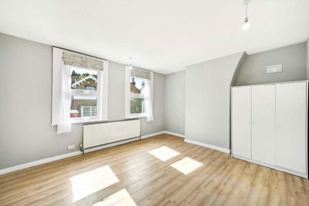 4 bedroom semi-detached house to rent - Photo 3