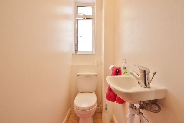 Latymer Court, Hammersmith Road, Hammersmith, London, W6 - Photo 1