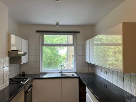 2 Bed Flat, Mount Pleasant Road, SE13 - Photo 2