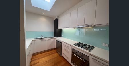 Stylish Three-Level Townhouse in Prime East Melbourne Location - Photo 4