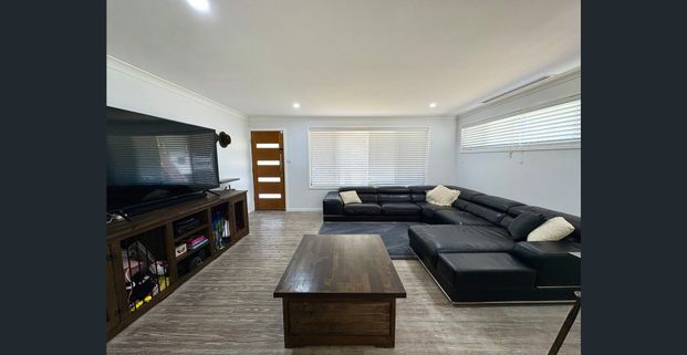 Move In Before Christmas! – Beautifully Renovated 4-Bedroom Home (27 Week Lease Only) - Photo 1