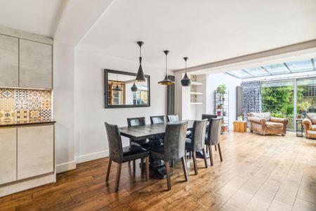 4 bedroom end of terrace house to rent - Photo 2