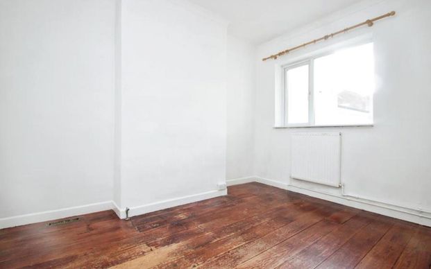 ***This is not available to 3 or 4 sharers due to licensing restrictions*** Ocean present this 3 bedroom family house on Langton Park, Southville. The property benefits from a GARAGE which is a rare find in Southville. - Photo 1