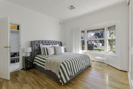 Three Bedroom Art Deco Modernised Home - Photo 3