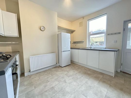 3 bedroom end of terrace house to rent - Photo 1