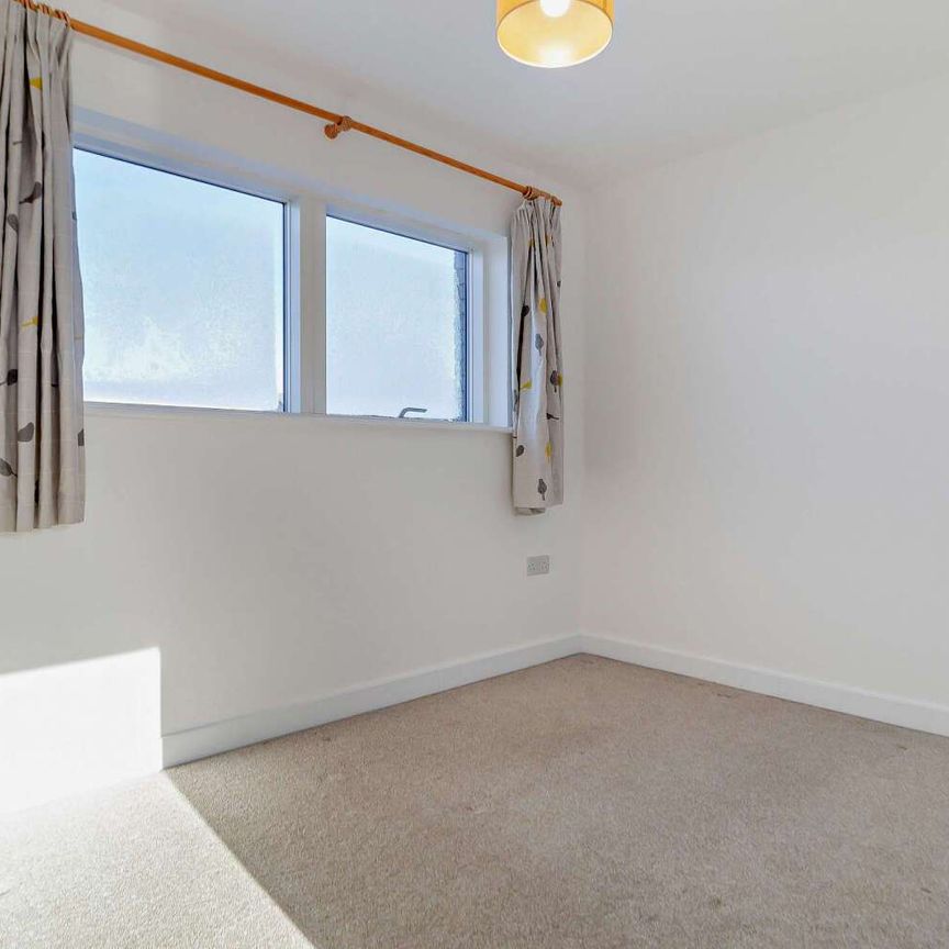 Well-presented four-double-bedroom property complete with three bathrooms and a carport - Photo 1