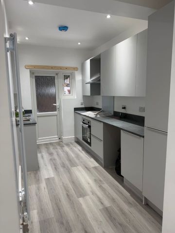 Room in a Shared House, Lakehall Road, CR7 - Photo 3