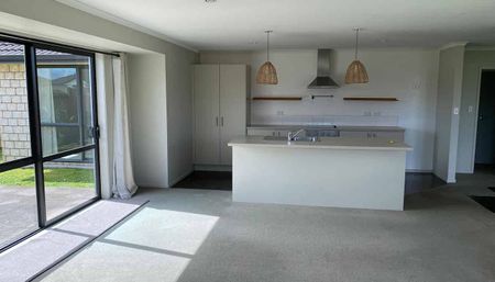 Large family home on full section - Katikati - Photo 2