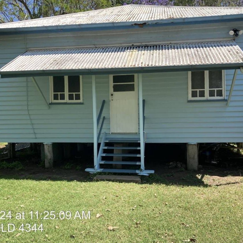 Charming Workers Cottage with Country Convenience - Photo 1