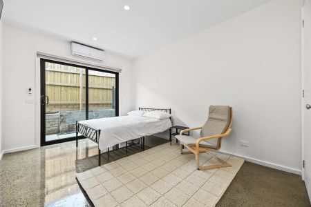 Brand new fully furnished rooms with private courtyards – All bills included! - Photo 4