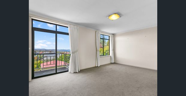 Bright and Comfortable Living in Mount Stuart - Photo 1