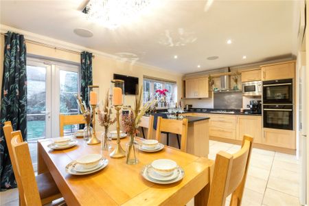 6 bedroom House in Fincham End Drive, Crowthorne - Photo 3