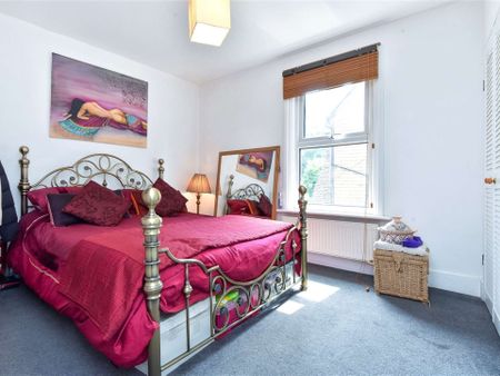 Charming two bedroom cottage with a courtyard garden located in the village area of Tunbridge Wells. - Photo 5