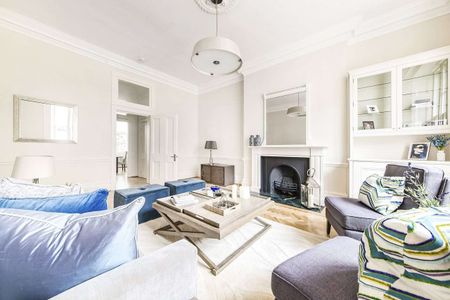 A stunning period conversion with impressive entertaining space, arranged over two floors and offering two large reception areas, a study and a private patio garden. - Photo 3