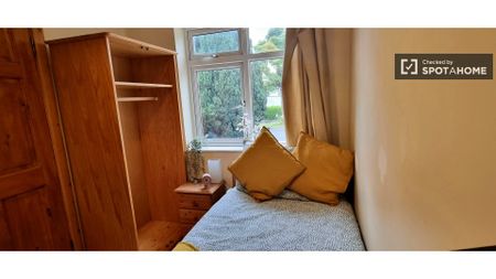 Room for rent in 6-bedroom apartment in Dublin - Photo 3