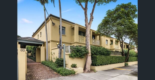 Bright & Spacious Fully Renovated Townhouse in Secure Garden Complex - Photo 1