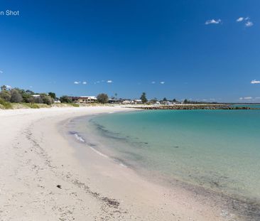 Private Two Bedroom Garden Flat - Photo 6