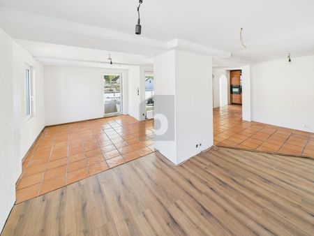 FRESHLY RENOVATED WITH A LARGE BALCONY - Foto 5