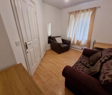 4 bedroom end of terrace house to rent - Photo 2