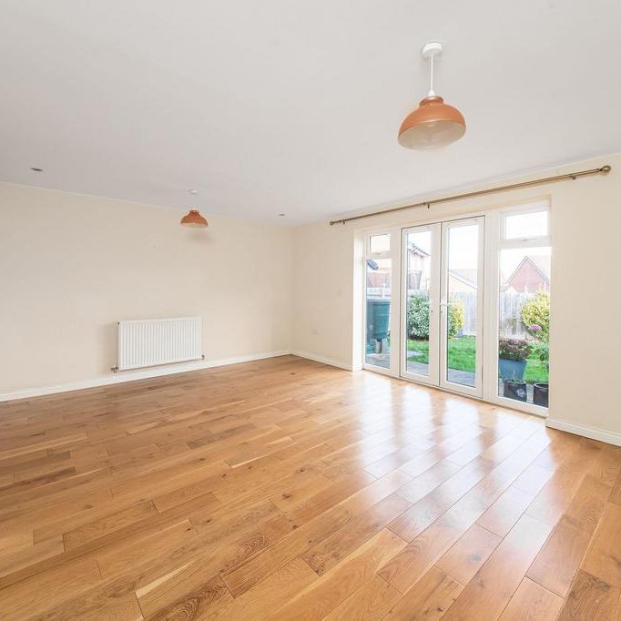 4 bedroom link detached house to rent - Photo 1