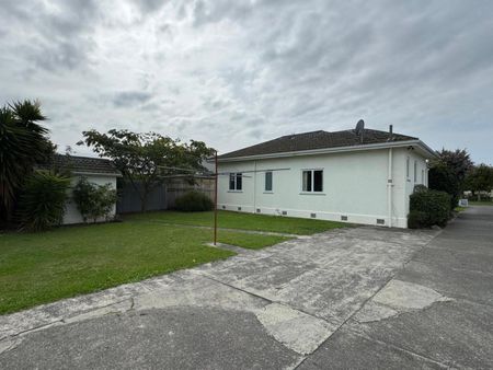 Low maintenance three bedroom home - Mayfair - Photo 5