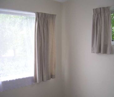 Upstairs, Rear, 2 Bedrooms in Stylish Location - Photo 4