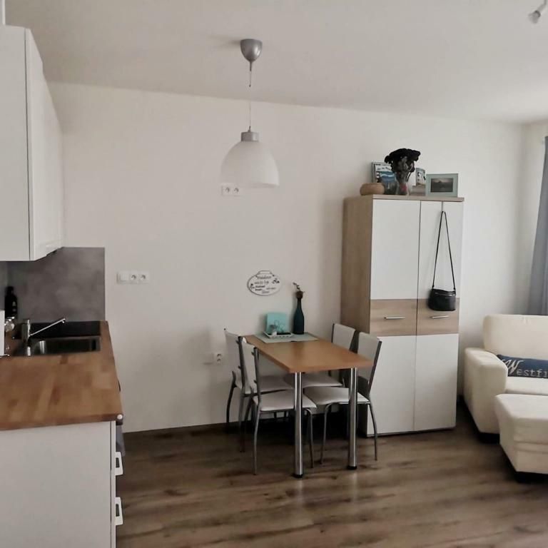 Pronájem bytu 1+kk • 34 m² bez realitkyŠkrábkových, Praha - Letňany - Photo 1