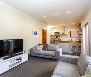 Lovely 3-bedroom character home! - Photo 2