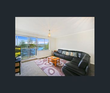 Spacious harbourside apartment with stunning views - Photo 1