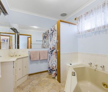 16 Edgar Street, Wendouree - Photo 2