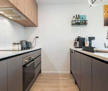 Modern, Stylish 3-Bedroom Townhouse for Rent in He - Photo 2