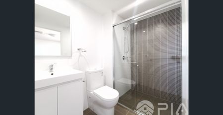 Large space Apartment Right by The River!! Offer $640 per week, condition applies. - Photo 4