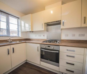 3 bed House - End Terrace To Let - Photo 3