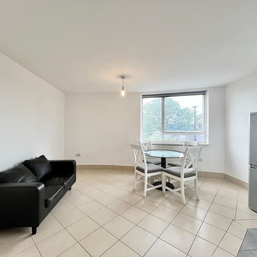 1 Bed Flat, London Road, SM4 - Photo 1