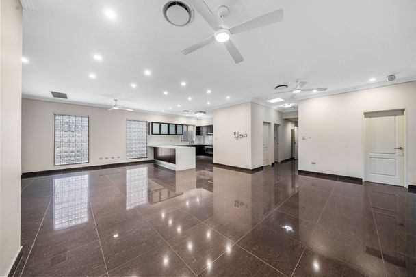 4 Bedroom Stunning Family Home - Photo 1