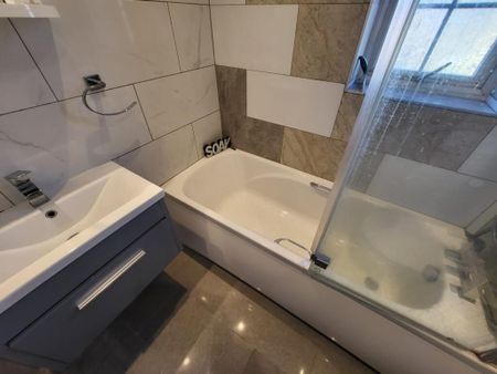 Flat , Telephone House, High Street, Southampton - Photo 2